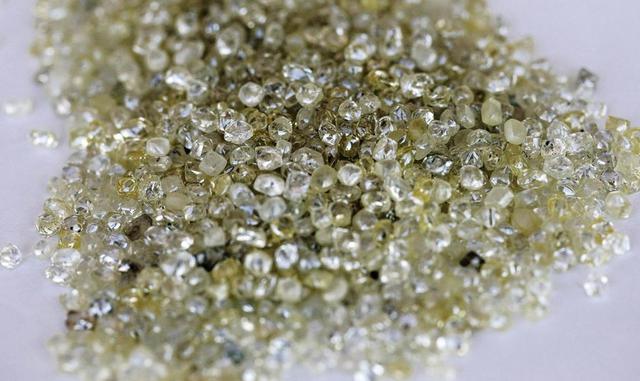 Diamantes en bruto antes de ser tasados en Namibian Diamond Trading Co. No son las gemas más grandes, pero tienen pocos defectos. El río Orange depositó los diamantes en el fondo del océano desde el centro de África meridional hace millones de años.