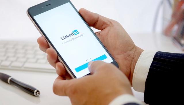 FOTO 2 | 2. Reacciones
Si bien actualmente LinkedIn cuenta con el botón “recomendar”, la plataforma asegura que
las conversaciones tienen diferentes matices, y este botón no logra expresar todo aquello que los usuarios sienten.
Para incrementar el engagement entre los usuarios e impulsar la convivencia han llegado las reacciones a LinkedIn. Sin embargo esta serie de “emociones” descritas con un emoji son un poco diferentes a las que podemos encontrar en Facebook. (Foto: Difusión)