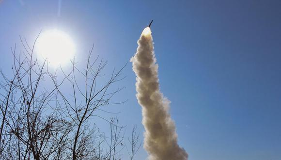 En esta imagen, distribuida por el gobierno de Corea del Norte, se muestra lo que se dice que es el lanzamiento de un nuevo misil antiaéreo. Foto: AP
