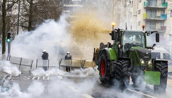 Protesta convocada por las organizaciones de agricultores "Federation Unie de Groupements d'Eleveurs et d'Agriculteurs" (FUGEA), Boerenforum y MAP, en respuesta al Consejo Europeo de Agricultura, en Bruselas. (Foto de NICOLAS MAETERLINCK / BELGA / AFP)