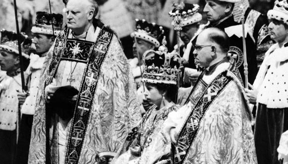 La reina Isabel II, rodeada por el obispo de Durham Lord Michael Ramsay y el obispo de Bath and Wells Lord Harold Bradfield, recibe homenaje y lealtad de sus súbditos durante su ceremonia de coronación el 2 de junio de 1953 en la Abadía de Westminster, Londres. (Foto de INTERCONTINENTAL / AFP)
