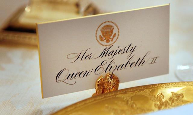 FOTO 9 |  9. Una carta para Su Majestad.
La familia real suele reunirse para el almuerzo, que debe durar exactamente 50 minutos. "Después de ir a la iglesia, es cuando tienen un gran almuerzo que incluye una ensalada de camarones o langosta, y un pavo asado, y todos sus platos tradicionales como chirivías, zanahorias, coles de Bruselas y budín de Navidad con mantequilla de brandy para el postre", comenta Darren McGrady, ex chef de la familia real.