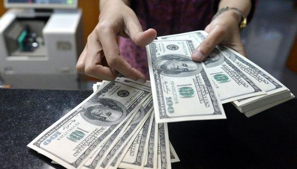 En casas de cambio, el precio del dólar se cotizó a S/. 3.279. (Foto: AFP)