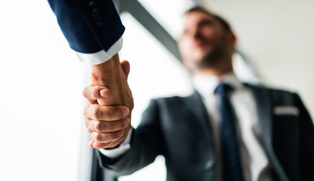 FOTO 7 |  7. Selecciona y cuida tus relaciones. Dime con quién te juntas y te diré quien eres. Recuerda que nuestra personalidad y nuestros proyectos tanto profesionales como de vida son influenciados en gran parte por nuestro contexto social. Por eso se dice que somos la suma de las 5 personas que más frecuentamos. No se trata de tener cientos de amigos. Busca el balance ideal es con unos cuantos grandes amigos y tener a muchos conocidos para hacer networking.