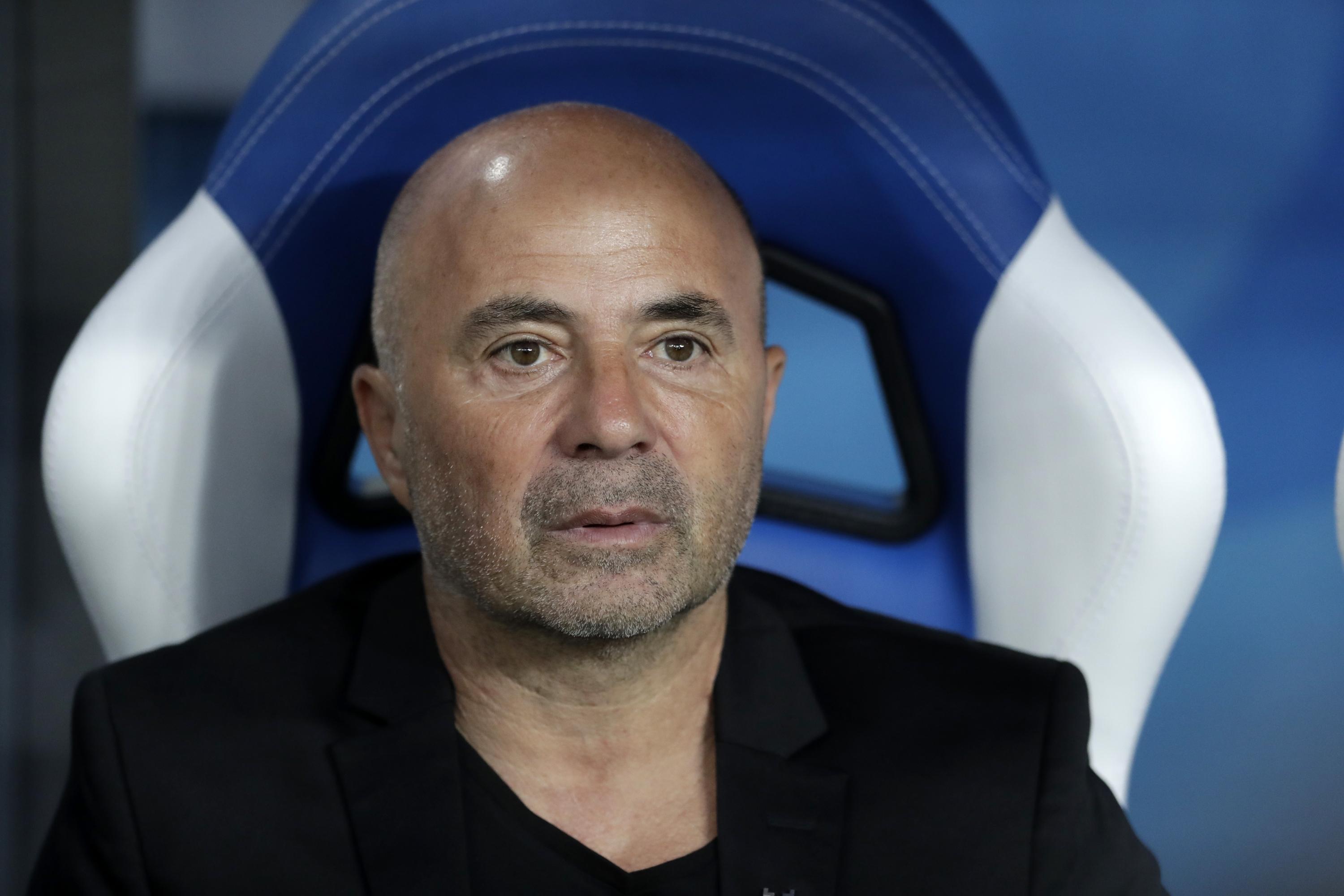 El dt argentino, Jorge Sampaoli, observa desde el banquillo la humillante derrota de su selección por 3 a 0 frente a Croacia. (Foto: AP)