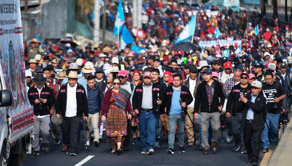 Indígenas participan en la "Marcha por la Democracia" para exigir la renuncia de la Fiscal General Consuelo Porras y del fiscal Rafael Curruchiche, acusados de generar una crisis electoral, en la Ciudad de Guatemala el 7 de diciembre de 2023. (Foto de Carlos ALONZO / AFP)