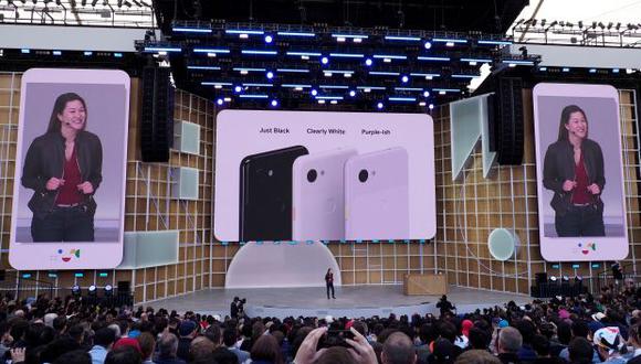 La vice presidente de gerencia de producto de Google Sabrina Ellis presenta los nuevos modelos del teléfono Pixel 3 este martes durante la presentación de Google I/O. (Foto: EFE)
