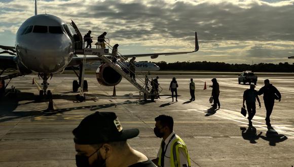 Los viajeros desembarcan de un avión en el Aeropuerto Internacional de Cancún (CUN) en Cancún, estado de Quintana Roo, México. Fotógrafo: César Rodríguez/Bloomberg