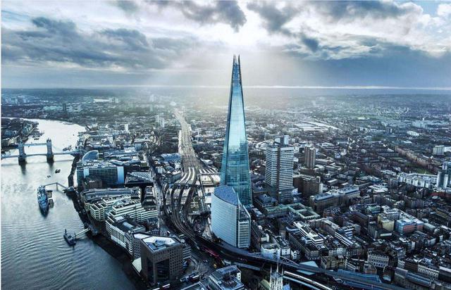 FOTO 18 | THE SHARD, LONDRES: 2.6 MIL MILLONES DE DÓLARES.
La obra maestra de Renzo Piano, de 1.016 pies (310 metros), ha sido el edificio más alto de la Unión Europea desde su finalización en 2012. El costo de todo el desarrollo, que incluyó renovar áreas alrededor de la estación de London Bridge, alcanzó un total de alrededor de 2.4 mil millones de dólares (£1.7 mil millones).
