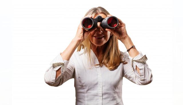 FOTO 7 | PRECAUCIONES: Si estarás con extraños, estúdialos primero. Algunos servicios por suscripción tienen formas de verificar el proceso, pero no siempre son tan confiables como le gustaría al viajero. Amanda Kelly, que viaja sola y genera contenido para Amanda Round The Globe, generalmente trata de quedarse en casas de mujeres. Durante un viaje a Bélgica, señaló, fue engañada por un hombre que se hizo pasar por mujer. “Después de esa experiencia, me gusta tomar más precauciones, ver comentarios y esas cosas”, indicó. (Foto: Freepik)