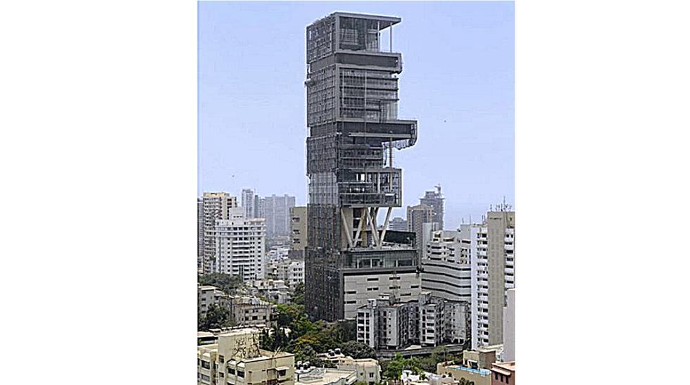 Antilia, Mumbai, India,  Antilia es el nombre de la vivienda personal de veintisiete pisos en el sur de Mumbai, cuyo propietario es el empresario y billonario Mukesh Ambani. Este edificio de 7,000 m2 tiene estacionamiento para 168 automóviles, nueve eleva