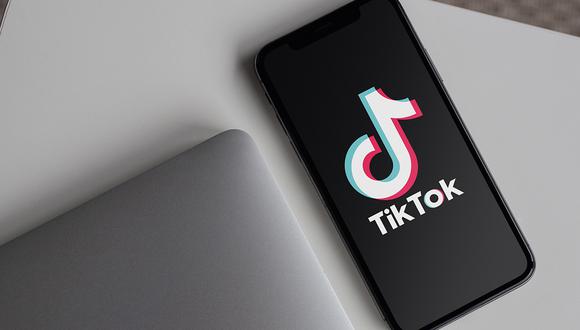Al igual que otras aplicaciones de redes sociales, TikTok gana dinero al mantener a la gente ahí, mirando, para poder mostrarles más anuncios. (Foto: Mockup)