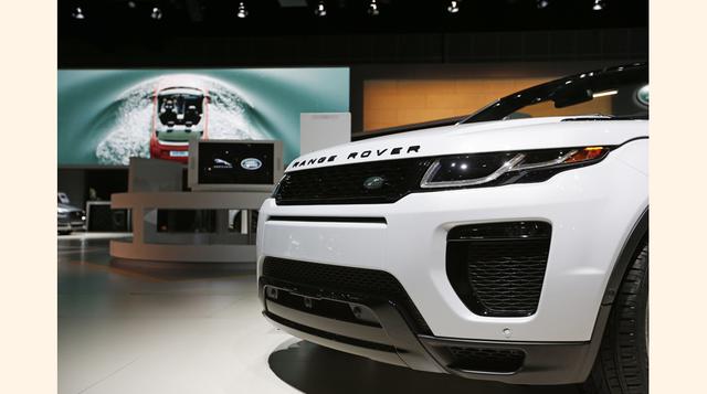 Land Rover presenta el convertible Evoque. Algo más llamativo que el malogrado Nissan Murano Cross Cabriolet. No es probable que se venda en grandes volúmenes, pero el Evoque es prometedor. (Foto: AP)