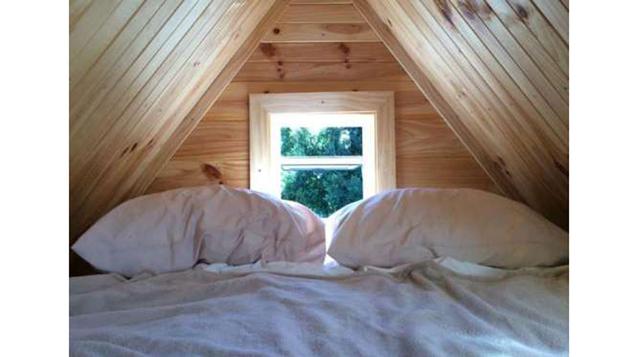 Si de repente sientes que hay mucha gente en la cocina, puedes darte una escapada a uno de los confortables dormitorios que se encuentran en la parte de arriba.