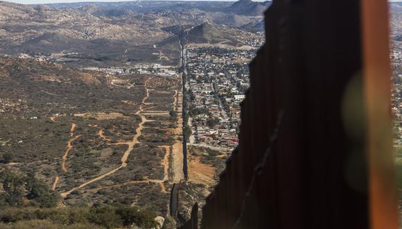 Vista del final de la valla de la frontera entre Estados Unidos y México, en Tecate, California, el 29 de diciembre de 2018. (Foto de Apu Gomes / AFP)