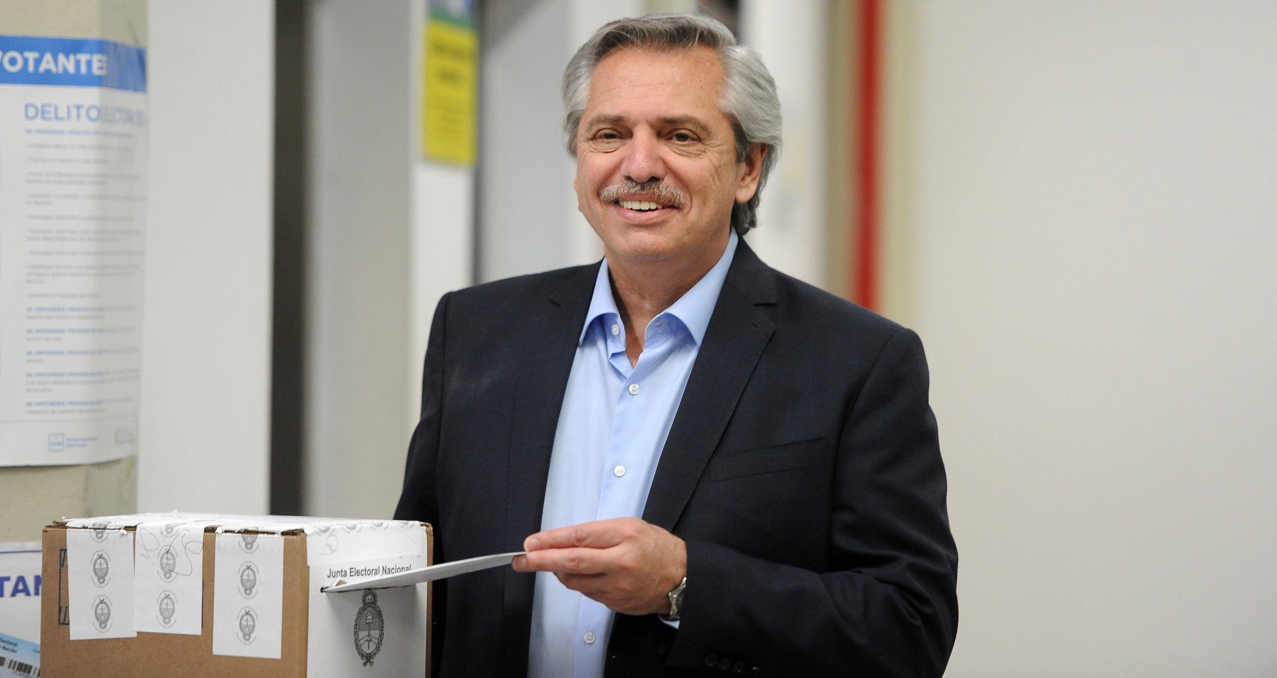 El candidato a la Presidencia de Argentina Alberto Fernández deposita su voto en el ánfora de un colegio electoral del barrio de Puerto Madero, en Buenos Aires. (EFE/Foto Enrique García Medina).