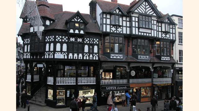 High Street (Chester, Inglaterra). Estilo Tudor hasta la última consecuencia: esto es High Street, en Chester, un paseo (comercial, eso sí) por otra época. La parte negativa es que es tan pintoresca, tan de otra época, que siempre está llena de gente. Con