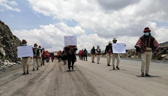 En la protesta contra Las Bambas las comunidades han bloqueado el llamado “corredor minero” ubicado en la región de Apurímac, en el sur del país, y exigen la presencia de Castillo para negociar un trato con la empresa.