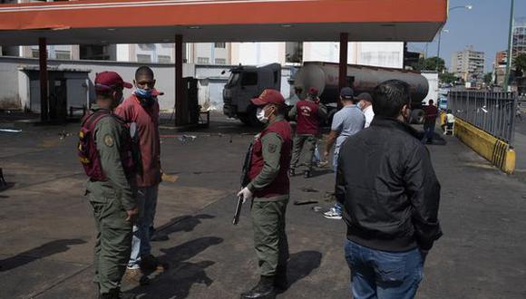 En un barrio de clase trabajadora en San Cristóbal, cerca de la frontera con Colombia, un residente describió escenas de miembros de la Guardia Nacional que llegaban en camionetas para entregar gasolina en cerca de US$ 2.50 por litro (casi US$ 10 por galón).