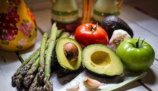 FOTO 1 | Mejora tu dieta y empieza a moverte. Los alimentos integrales, como las verduras de hoja verde, las legumbres, los cereales integrales, las carnes rojas magras y los mariscos, proporcionan nutrientes que son importantes para la función cerebral óptima. (Foto: Pixabay)