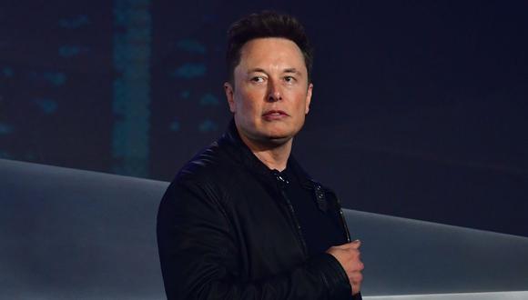 El cofundador y director ejecutivo de Tesla, Elon Musk, presenta el Tesla Cybertruck totalmente eléctrico y alimentado por batería recién presentado en el Centro de Diseño de Tesla en Hawthorne, California. (Foto de Frederic J. BROWN / AFP)