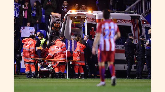 Una ambulancia ha entrado en el estadio de Riazor para socorrer al futbolista.(foto:elpaís).