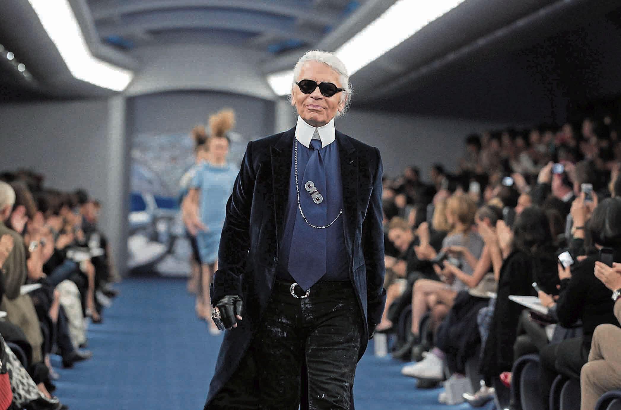 Figura. En la década del 2000 pierde 90 kilos de peso y escribe el libro “The Karl Lagerfeld Diet”.