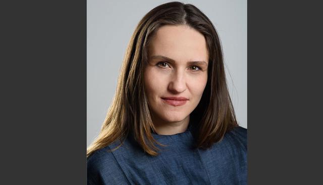 FOTO 6 | Oana Toiu

Oana, una ex secretaria de Estado en el Ministerio de Trabajo de Rumania, aplica su pasión por la innovación social para buscar soluciones a algunos de los grandes problemas del mundo.

Es fundadora y gerente general de Soluciones de Innovación Social, que ofrece capacitación y asesoría en innovación social y emprendimientos.

Antes de eso, lideró el equipo que creó Mesteshukar BuitQ, una empresa social centrada en la artesanía y las habilidades tradicionales de los gitanos. La organización promueve no solo el patrimonio cultural y los conocimientos ancestrales de la población gitana, sino que también busca combatir los prejuicios y la discriminación.

También forma parte de la Junta Directiva de The Entrepreneurship Academy, donde los estudiantes trabajan en equipos, aprendiendo sobre negocios mediante el funcionamiento de empresas reales bajo la dirección de un "coach de equipo". (Foto: Plataforma Romania)