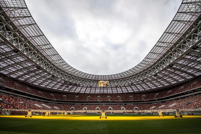 Luzhniki fue reabierto el 11 de noviembre, cuando Argentina venció 1-0 a Rusia en un amistoso. Los hinchas rusos elogiaron la remodelación, pero muchos expresaron furia por la manera en que la policía trató a las muchedumbres después, forzando a algunos a pasarse hasta 90 minutos en medio de frío intenso para llegar al transporte público.