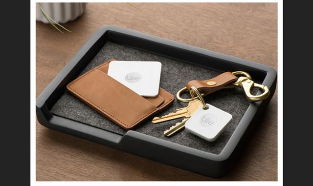 6.       Tile Mate: Con este llavero multifuncional no cargarás con tus llaves, sino también cumplirá la función  de llevar objetos preciados como navajas, colgadores, etc.