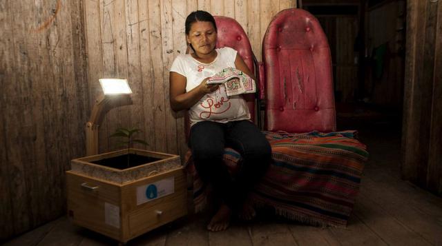 La Plantalámpara permite dar dos horas de luz por día a través de una lámpara  LED de bajo consumo pero de alta iluminación.