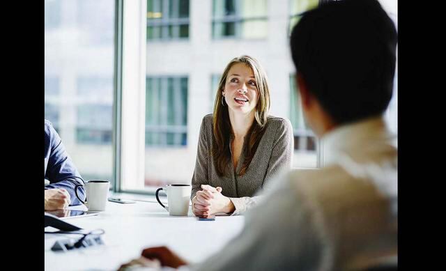 FOTO 3 | 3. Yo, el Superentrepeneur
Cuidado con el complejo de hombre orquesta. Como señala Francesc Saldaña, corporate services manager en Reimagine Food, “creer que un emprendedor es capaz de llevar en solitario las ventas, el marketing, la producción, las finanzas, la web es totalmente falso. Cuando estaba buscando capital para NetTranslations me preguntaban datos, cifras, indicadores, tipos de clientes, estrategia comercial, tecnología... evidentemente contestaba a todas sus preguntas, pero porque detrás de mí había diez personas con sus funciones bien definidas”. Y es que, como señala Nùria Vilanova, CEO y fundadora de Atrevia, “un emprendedor no debe pensar en singular, sino en equipo, y en el resultado final”. En este apartado del equipo hay otras mentiras que conviene desenmascarar. Por un lado, como recuerda Pepe Agell, cofundador y VP of corporate strategy de Chartboost, el considerar que “el equipo inicial es un pilar para siempre. A medida que la empresa crece y cambia, también evolucionan las necesidades, los roles y el tipo de talento que se requiere”. El segundo error es “creer que invertir en el equipo es sencillo. No es fácil encontrar talento ni retenerlo”, explica Rodado.
Nuestro consejo: Merece la pena delegar en aquellas áreas en las que otros puedan ser mejores que tú para centrarte en lo que eres fuerte. Y no olvides que para atraer el talento, en los primeros momentos, deberás comprometerle y entusiasmarle con intangibles.
