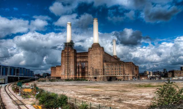 5. Battersea Power Station. Durante décadas abandonada, a día de hoy se está reconvirtiendo en un gran centro comercial, de ocio y residencial a orillas del Támesis.