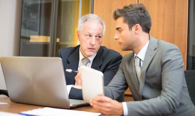 FOTO 4 | Pídele consejos: No es lo mismo depender de tu jefe para todo que pedirle un consejo cuando lo necesites; recuerda que sois un equipo, y valorará que intentes trabajar junto a él, no sólo para él. De hecho, preguntar dudas te hará parecer más com