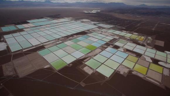En la imagen de archivo ena vista aérea muestra los estanques de salmuera de la mina de litio SQM en el salar de Atacama en el desierto de Atacama, en el norte de Chile, 10 de enero de 2013. Fotografía tomada el 10 de enero de 2013. REUTERS / Ivan Alvarado
