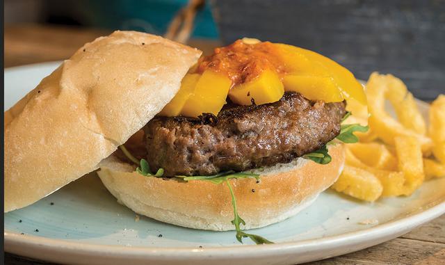 Tip 8. No la complique:  Michaels estima que hay demasiadas opciones, generalmente con una variedad de aderezos y condimentos para tratar de crear algo nuevo. Es mejor canalizar la creatividad en el uso de carnes diferentes, ofreciendo cordero, búfalo y p