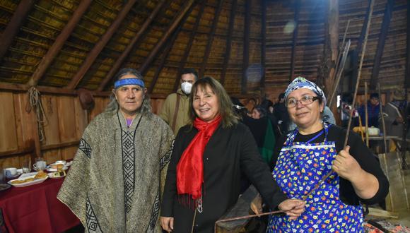 Jeanette Vega, ministra de Desarrollo Social de Chile, centro, con miembros de la comunidad mapuche.