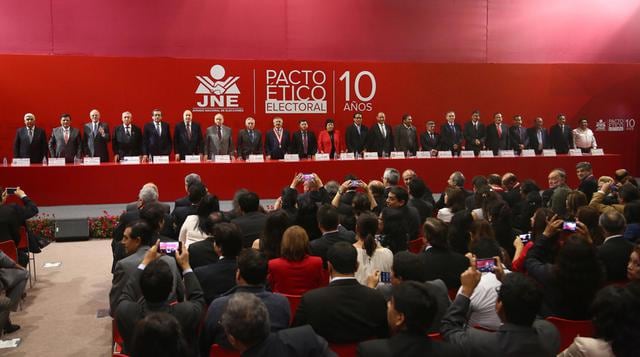 La firma del Pacto Etico Electoral,que contiene 13 compromisos asumidos por las organizaciones políticas que participarán en los comicios del próximo año, se realizó en la sede del Centro de Convenciones de Lima, ubicado en el distrito de San Borja. (Foto