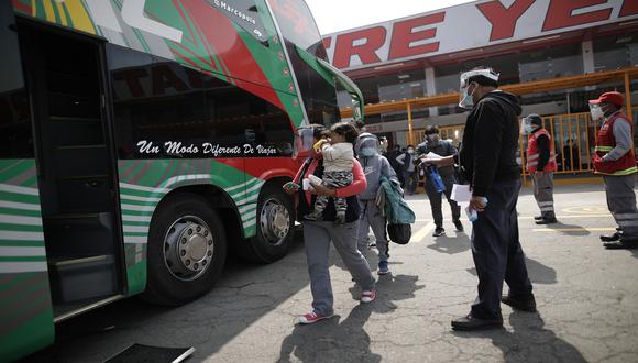 Es indispensable el uso de protector facial y mascarilla para subir al bus. (Foto: Anthony Niño de Guzmán)