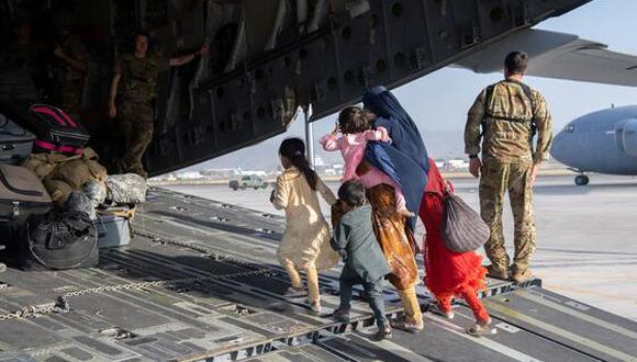 Una familia sube a un avión de Estados Unidos en el aeropuerto de Kabul para sea evacuada. (Reuters).