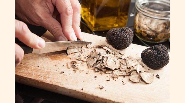 Trufas gigantes, tanto en 2007 como en 2010, el magnate Stanley Ho gastó $330 mil (306 mil euros) en la subasta de unas extrañas trufas blancas que pesaban casi un kilo cada una.  Estas trufas eran 30 veces más grandes que el promedio, lo que explica su e