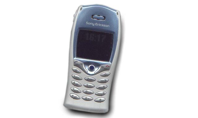 En el año 2002 fue lanzado el Sony Ericsson T68i, que no contaba con una cámara incorporada sino que requería de un accesorio externo que se conectaba al terminal por la zona del cargador.