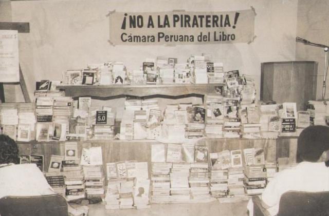 4. Desde sus inicios, la feria se ha convertido en un espacio de exposición de problemáticas alrededor del libro. En esa edición, se realizó una campaña para luchar contra la piratería.