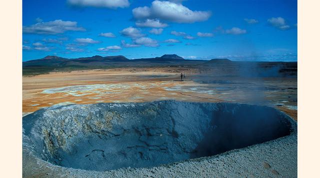 Solfataras de Hverir (Islandia). Esta solfatara (la abertura volcánica por donde salen vapores sulfurosos) es una paleta de colores imposibles, de tierra cuarteada, con agua que emana de la tierra a unos 100 grados centígrados.