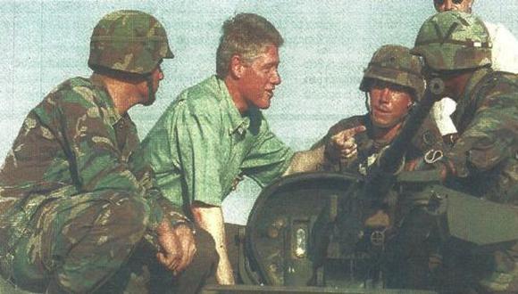 El presidente Clinton saluda a los soldados de la infantería estadounidense que se encuentran en Kuwait. El primer mandatario retornó ayer a EE.UU., luego de visitar el Medio Oriente: (foto Reuter)