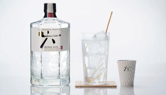 FOTO 16 | Ginebra Suntory Roku. Si Japón pudo hacer ingeniería inversa sobre el whisky escocés (y algunos podrían argumentar que lo mejoró), no hay razón para pensar que los destiladores allí no podrían hacerlo con la ginebra. Y lo hicieron. Esta brillante y sabrosa ginebra agrega seis (roku significa "seis" en japonés) extractos botánicos tradicionales (yuzu, sansho pepper, dos tipos de té verde, flor de cerezo y hojas de cerezo) a una base clásica de enebro, cáscara de limón y cilantro. Es útil en una amplia variedad de aplicaciones y podría competir con la ginebra seca de Londres.