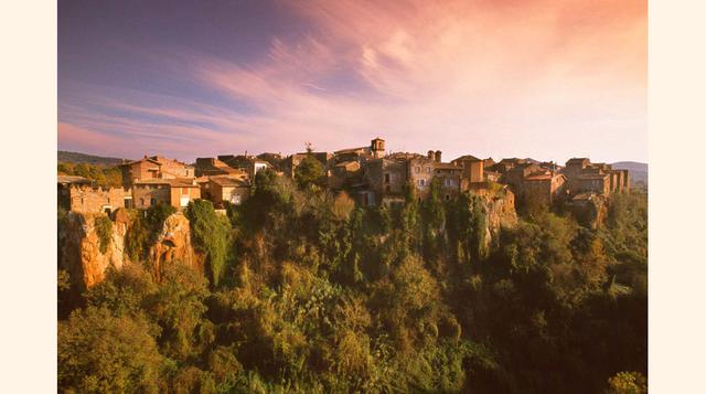 Barbarano Romano, Italia, a unos 70 kilómetros de Roma y a 20 de Viterbo, el pequeño pueblo Barbarano Romano es un gran ejemplo del legado medieval que se conserva en Europa, y de lo bien que queda cualquier cosa si le pones un acantilado debajo. Además d