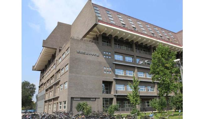 Universidad de Peking. La parte de informática es la más grande de toda la universidad, y cuenta con una puntuación en el ranking de 81,8.