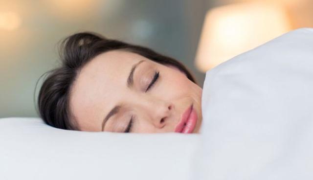 FOTO 4 | Debes dormir ocho horas diarias. El tema del sueño no es igual para todos. “La necesidad de sueño de una persona está predeterminada” dice Michael Decker, profesor asociado de enfermería en el Case Western Reserve. “Hay gente que necesita un poco más y gente que necesita un poco menos.” (Foto: Getty)