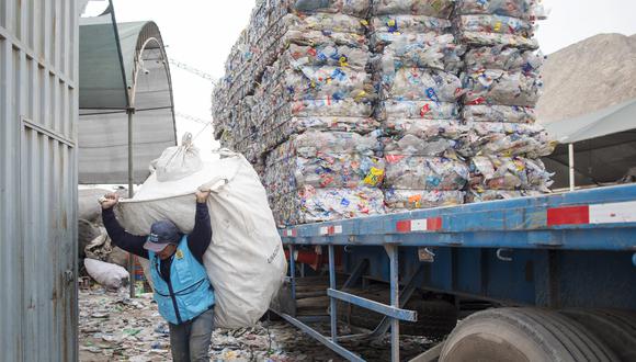Luis-Taco,-padre-y-reciclador-aliado-de-PachApp,-realiza-su-trabajo-diario-de-reciclaje-en-un-centro-de-acopio-en-Ica,-el-16-de-Enero-de-2020.